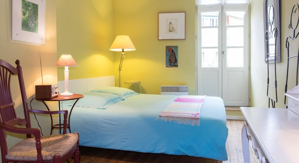 Les Petites Vosges Bed & Breakfast Bagnères-de-Bigorre Oda fotoğraf