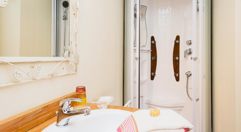 Les Petites Vosges Bed & Breakfast Bagnères-de-Bigorre Oda fotoğraf