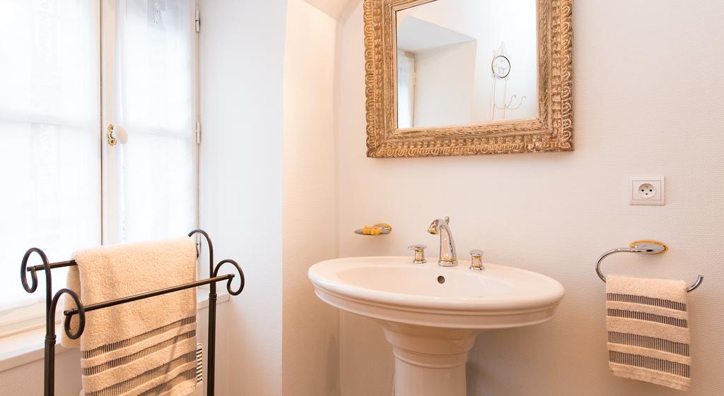 Les Petites Vosges Bed & Breakfast Bagnères-de-Bigorre Oda fotoğraf